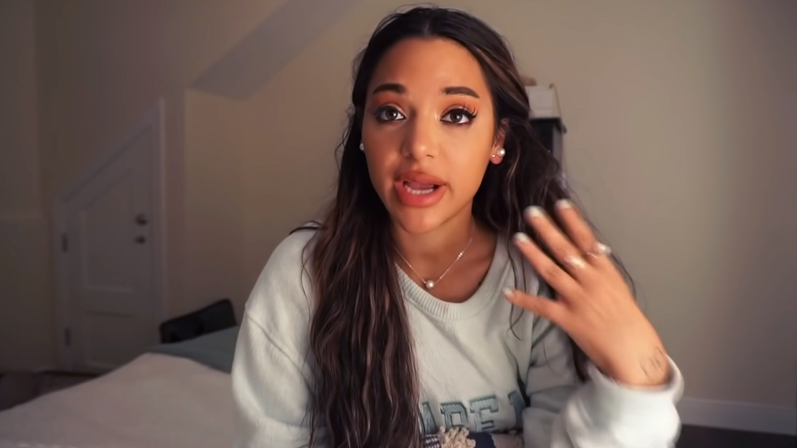 Gabi DeMartino  Video Bf Reacts to Whats Really in My Bag September  25, 2020 – Star Style
