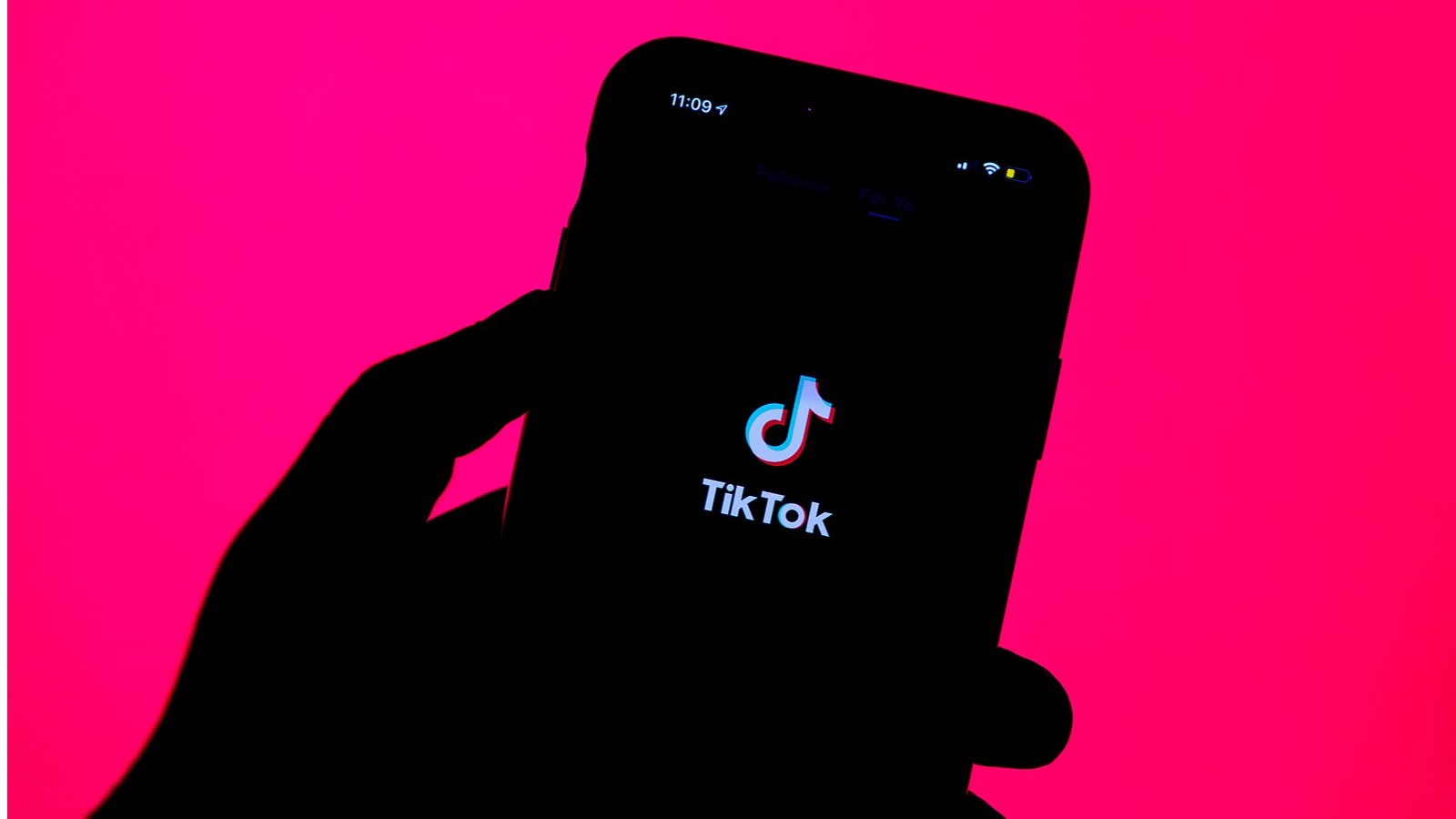 Страница за зареждане на Tiktok на телефон с ярък фон