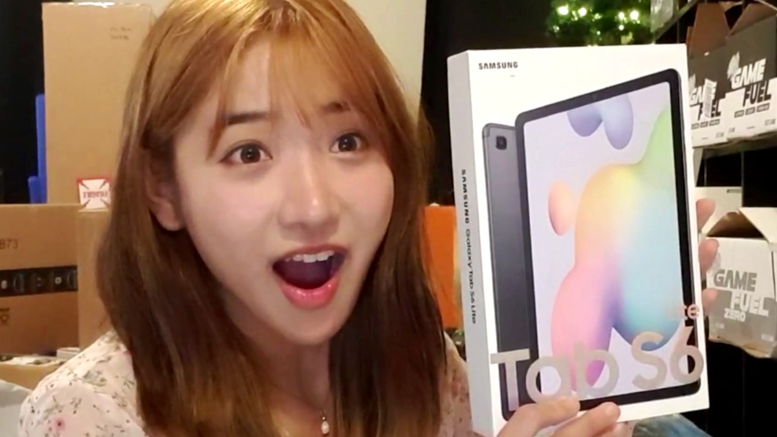 Twitch streamer Jinny speechless after fan gifts her a brandnew tablet