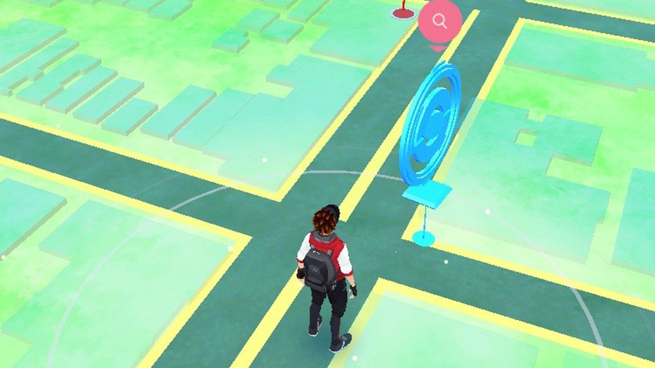 Pokemon Go'da bir Pokestop'un yanında duran bir eğiticinin görüntüsü