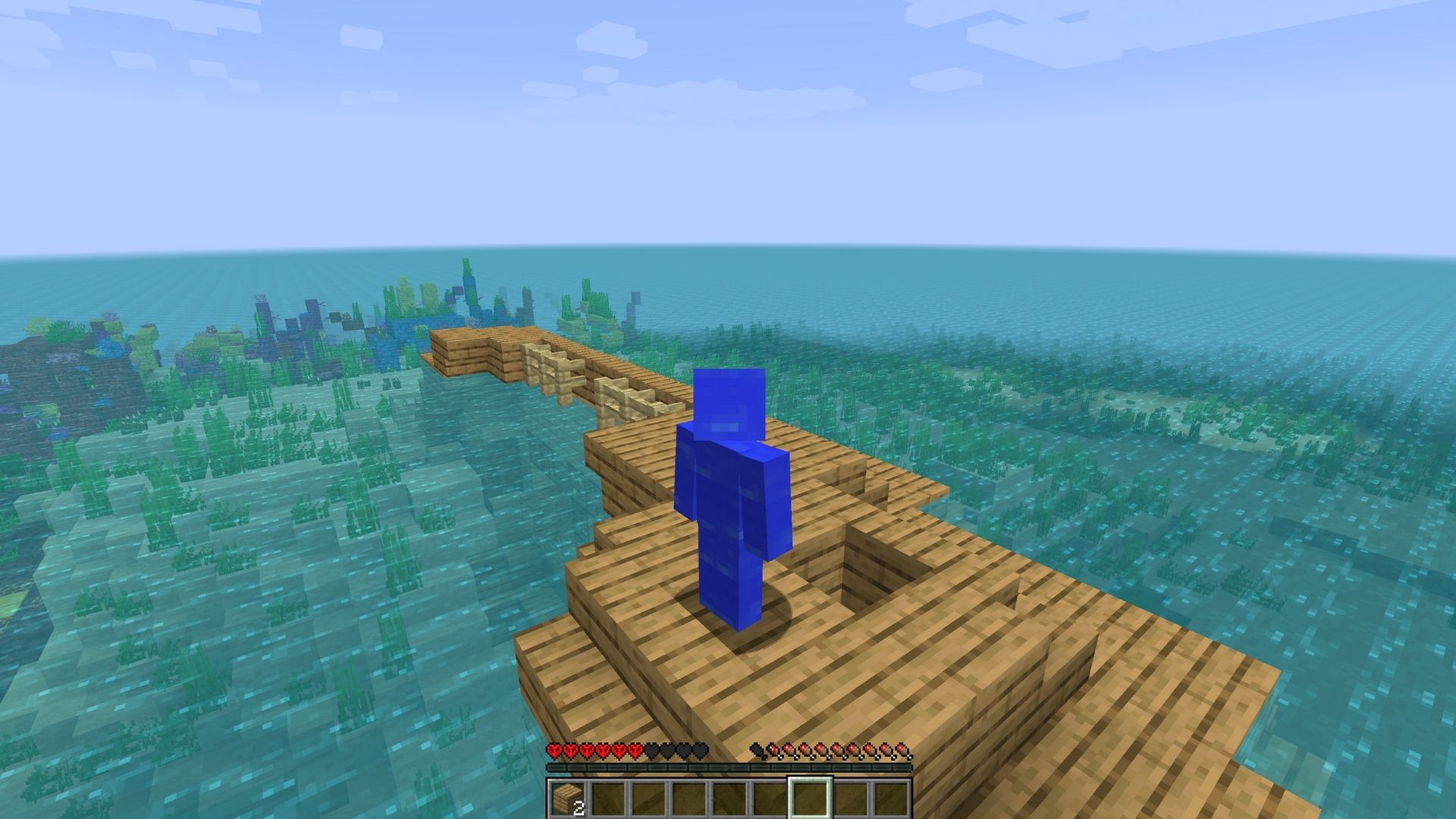 Postać Minecraft na środku mapy świata wody