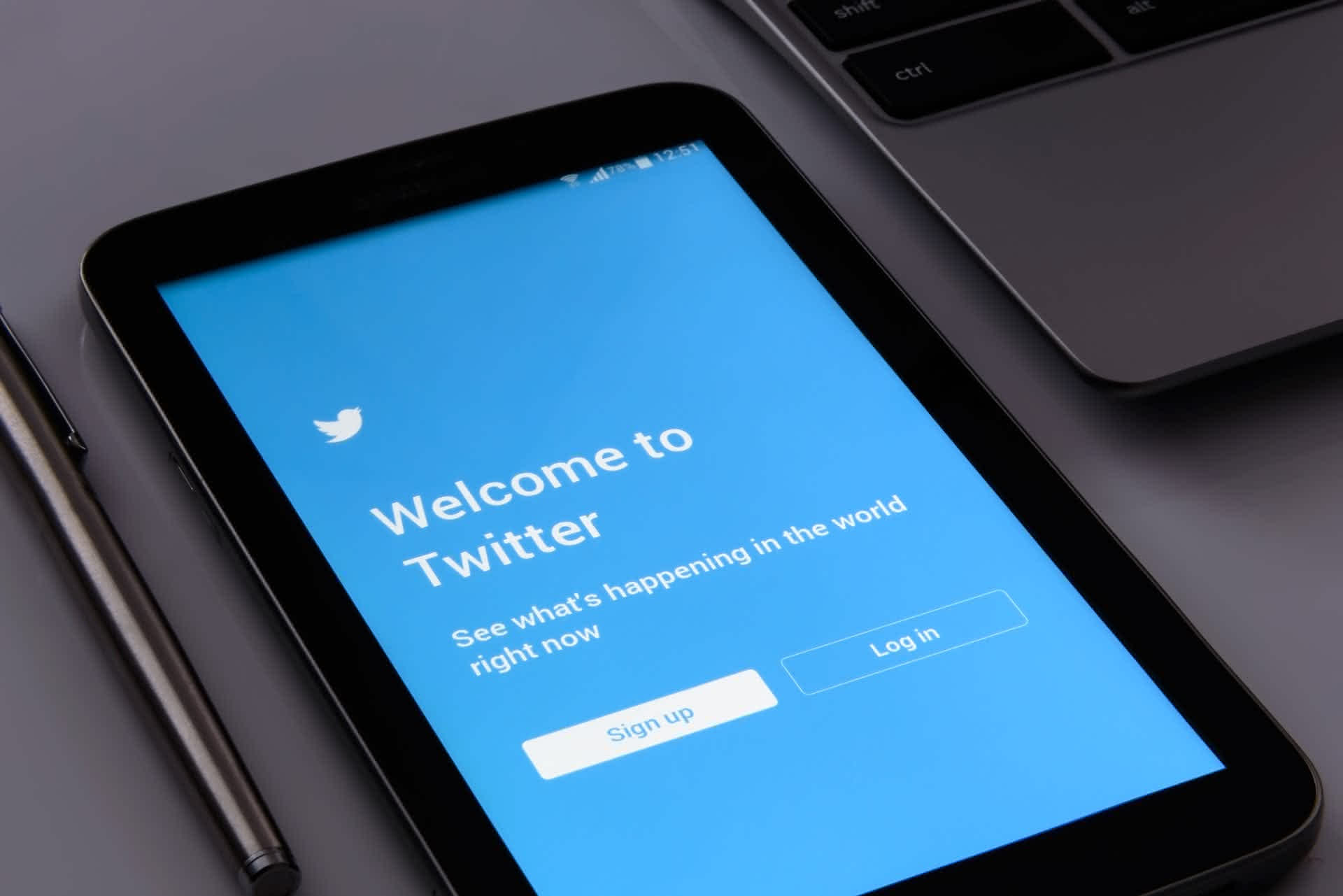 Glitch-ul bizar al Twitter le permite utilizatorilor să obțină bifa verificate gratuit