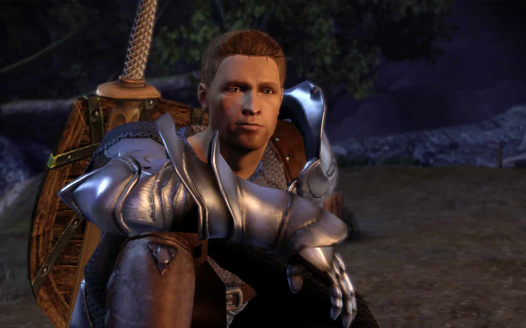 Dragon Age Alistair Knight siedzący z ręką na kolanie