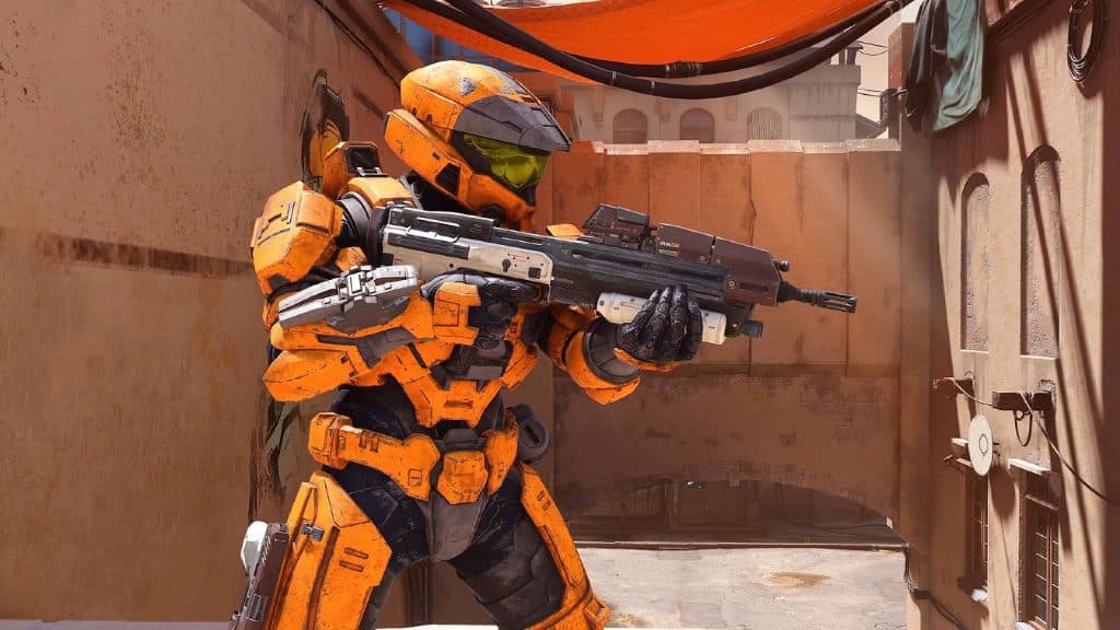 Halo Infinite multiplayer -skærmbillede, der viser en orange spartan