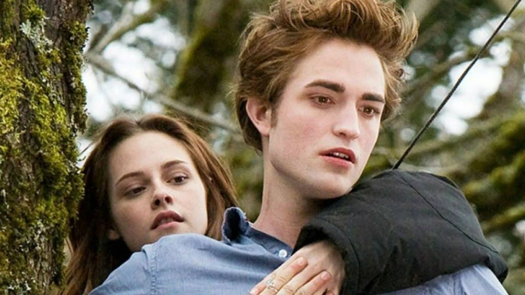 Bella memegang Edward pada waktu senja