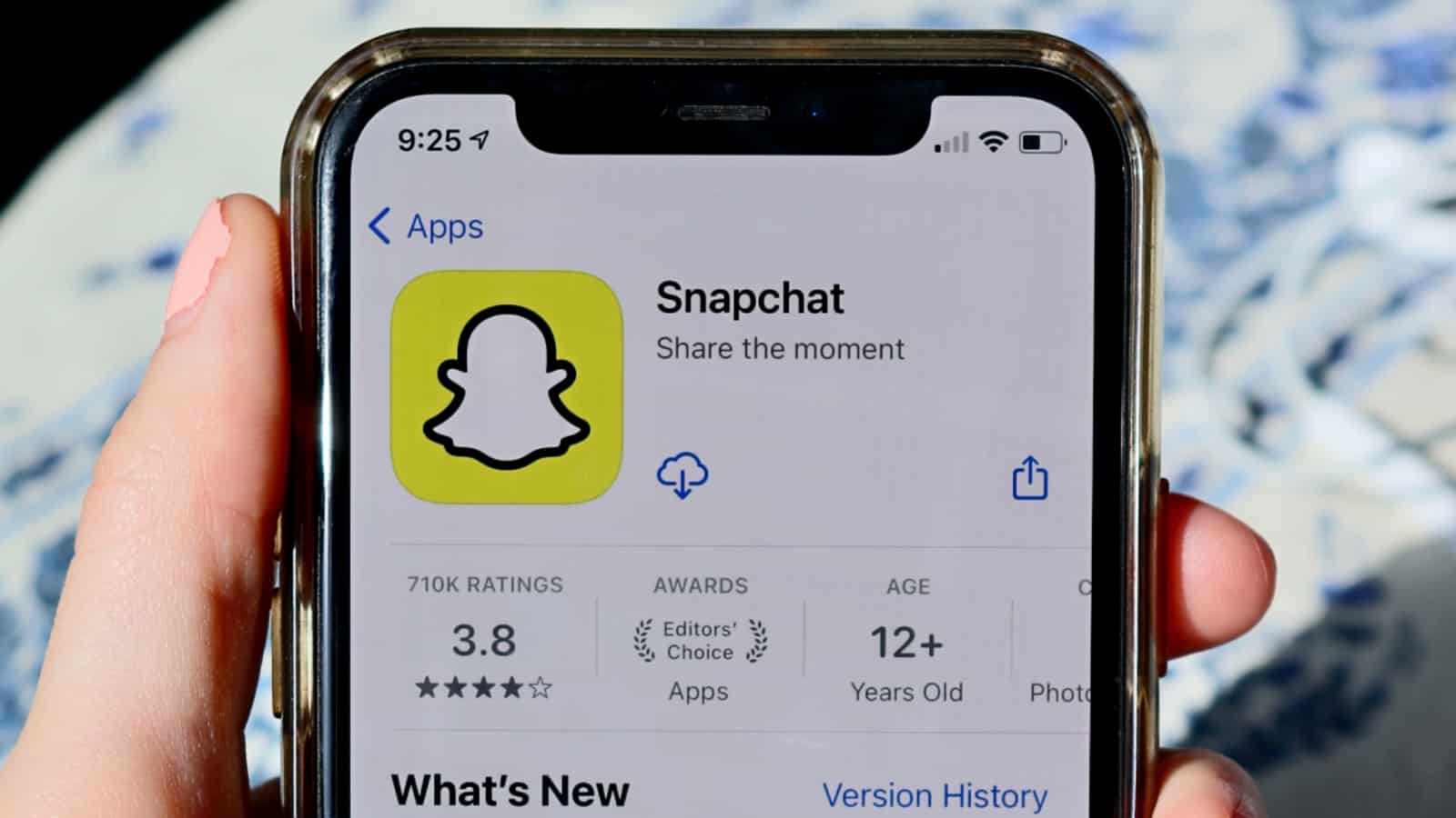 Snapchat  Snapchat icon, Snapchat logo, Yellow snapchat