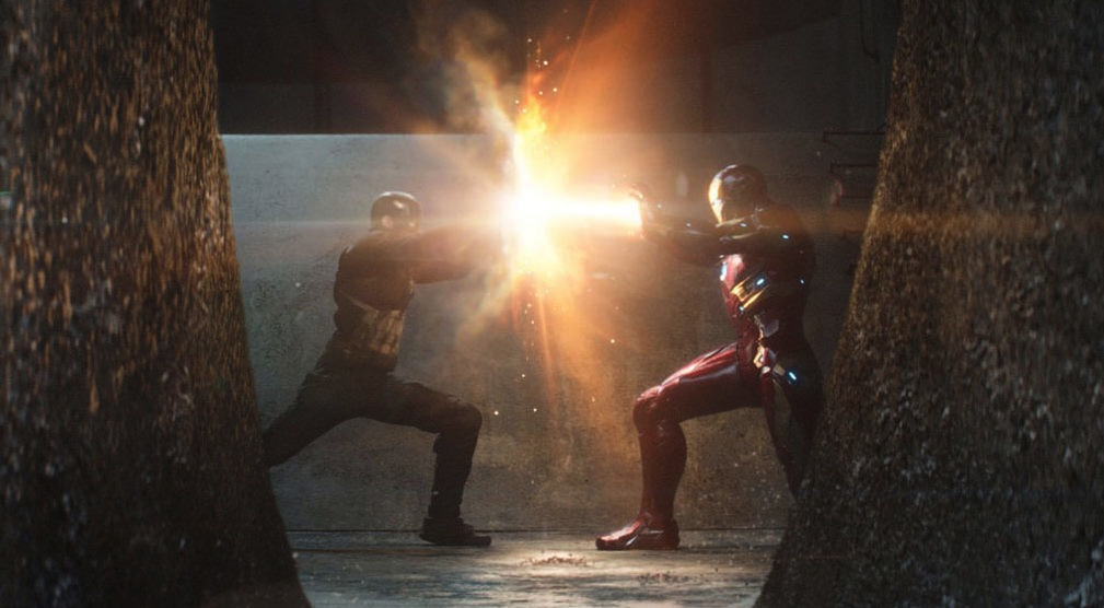 Captain America and Iron Man Fighting in Civil War, en av de beste Marvel Cinematic Universe -filmene