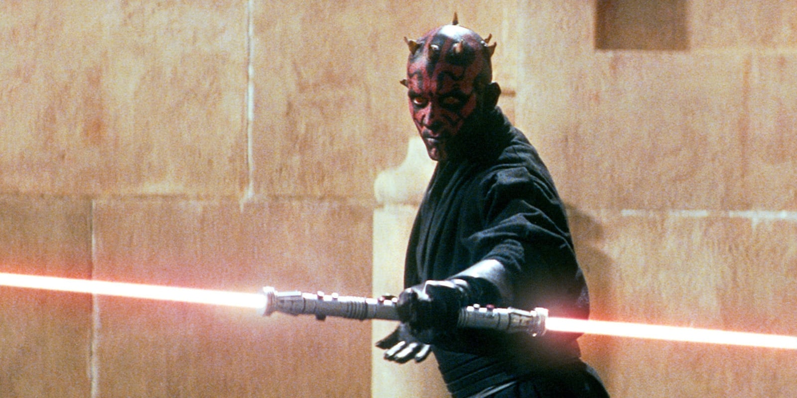 Darth Maul se svým oboustranným světelným mečkem v epizodě Star Wars 1: The Phantom Menace