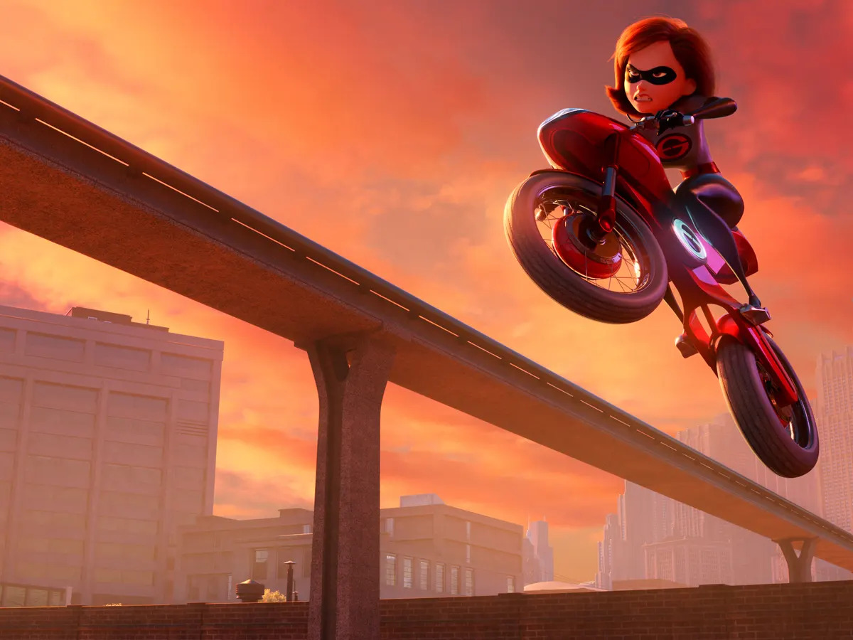 Elastigirl езжает на своем мотоцикле в Disney Pixar