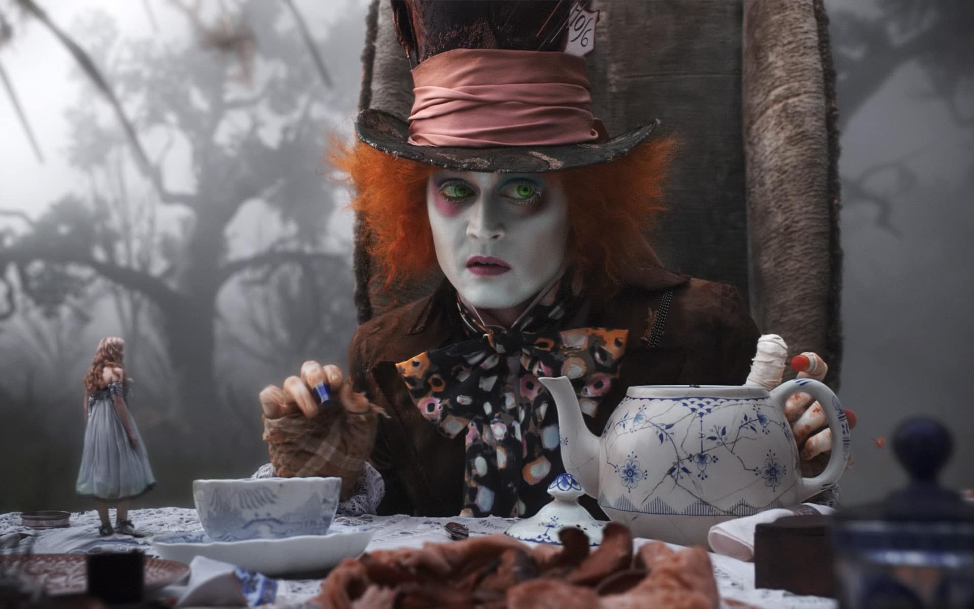 Johnny Depp som Mad Hatter som er vert for en teselskap i Disney