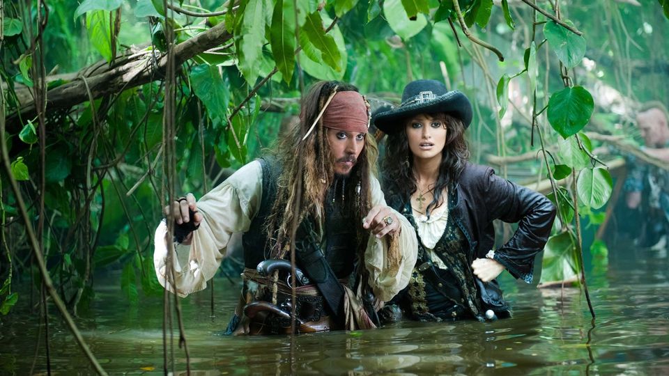 Johnny Depp dan Penélope Cruz di dalam air di Pirates of the Caribbean: pada pasang surut