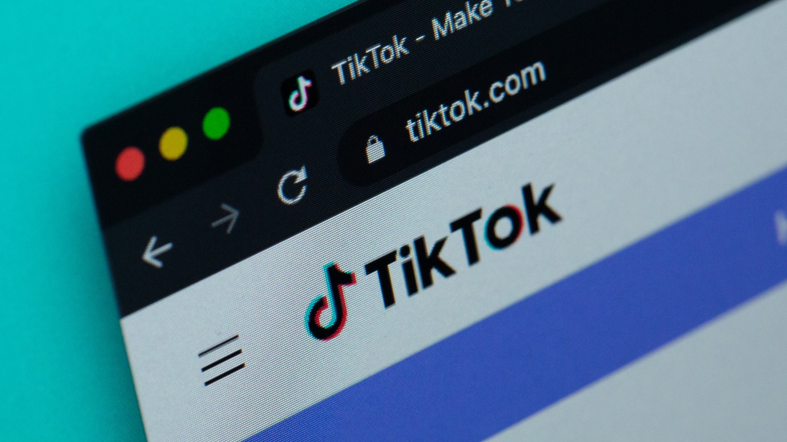 Tiktok -Website auf blauem Hintergrund