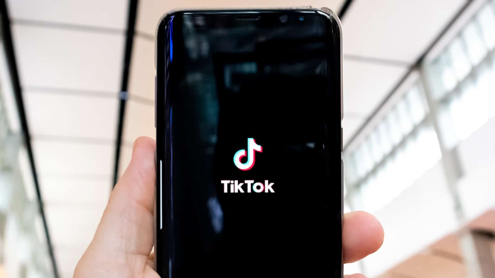 What does CW mean on TikTok?