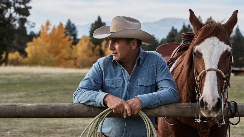 Kevin Costner jako John Dutton s koněm v Yellowstone