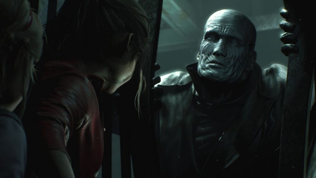 Tyrannen schaut Claire Redfield in Resident Evil 2 Remake an