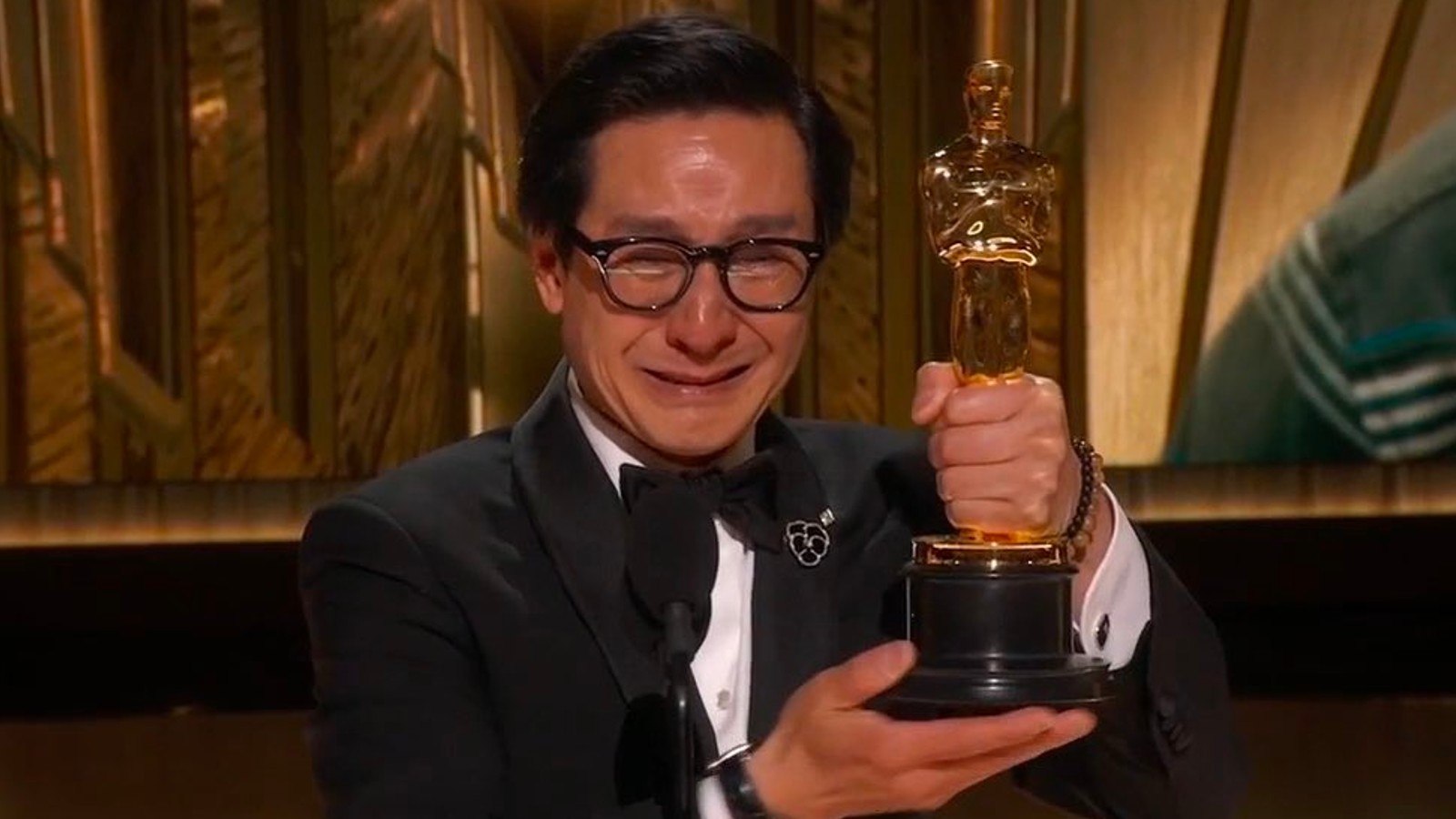 https://editors.dexerto.com/wp-content/uploads/2023/03/12/ke-huy-quan-oscars-winners.jpg