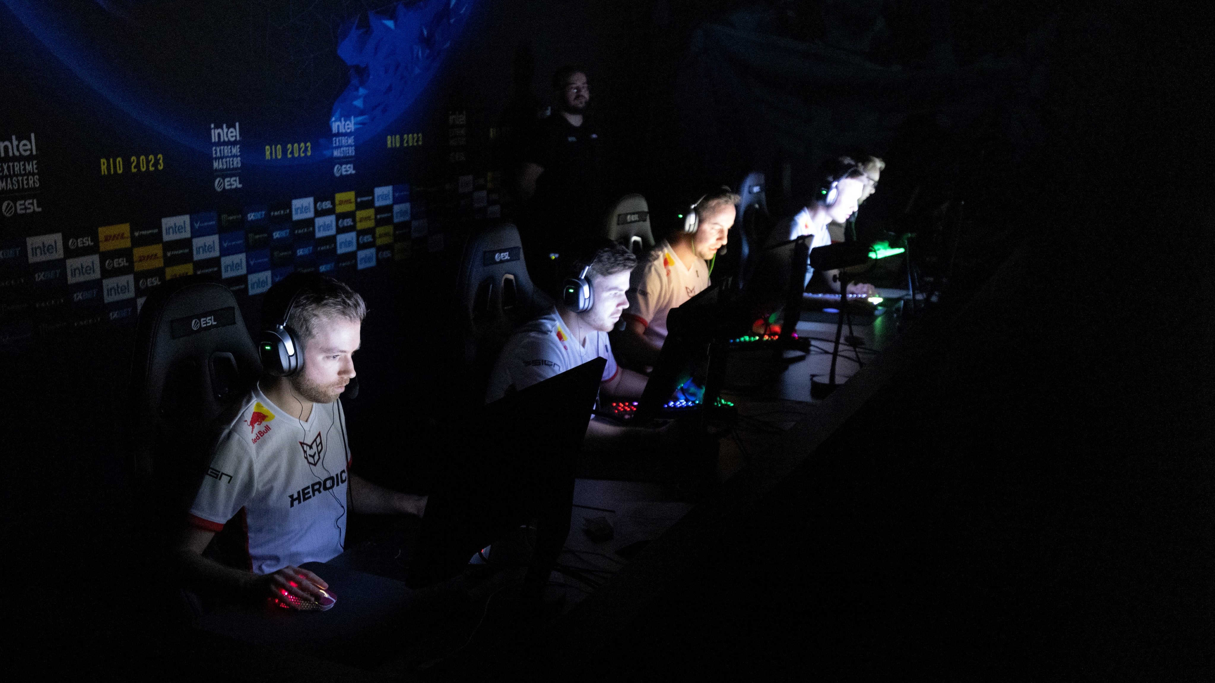 CSGO teams agree to play in complete darkness at IEM Rio 2023 after lighting fault – Egaxo