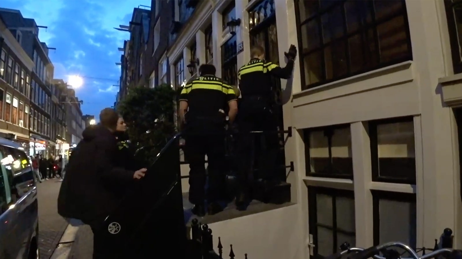 Twitch-maker filmt tijdens een livestream politie die een huisinval in Amsterdam voltooit