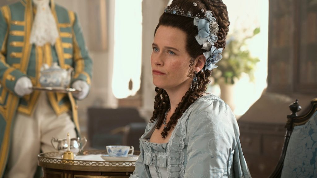 Lady Ledger stă la masa de masă luminoasă în Queen Charlotte: o poveste Bridgerton