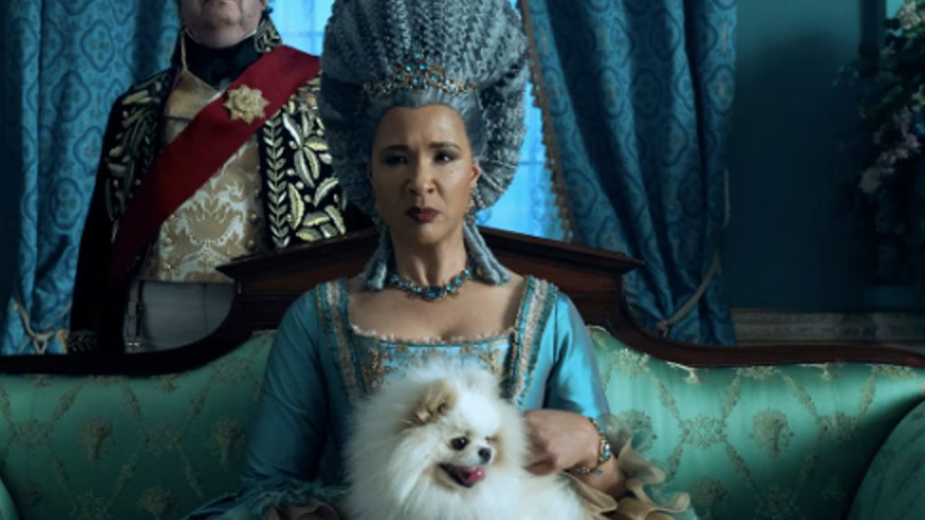 Staršia kráľovná Charlotte drží svojho psa v kráľovnej Charlotte: príbeh Bridgerton