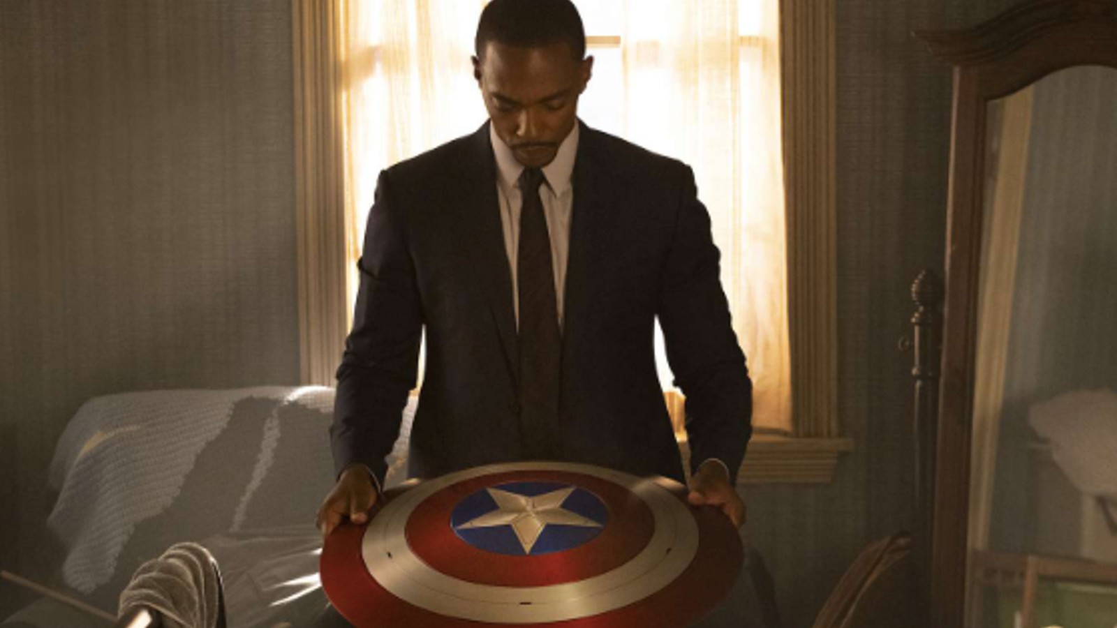 Sam Wilson memegang Captain America Shield