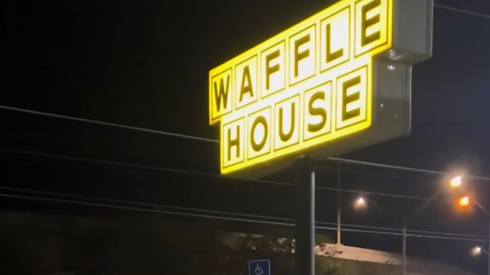 Женщина арестована за «украденную» машину, которая, по ее словам, была подарком от клиента Waffle House