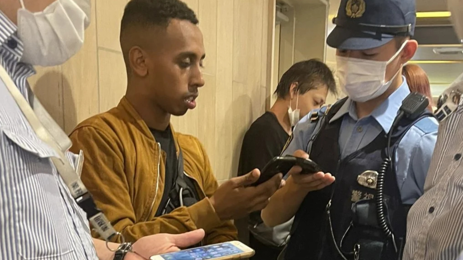 ソマリア人のジョニー逮捕で日本の当局者が「不穏な」横断幕を批判