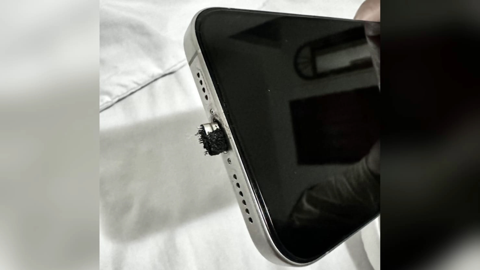 iPhone 15 Pro Max, USB-C kablosunu eritirken kullanıcının parmaklarını yaktı
