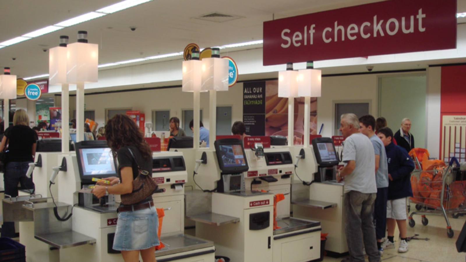 Man goes viral with reason for not using self-checkout & the internet supports him