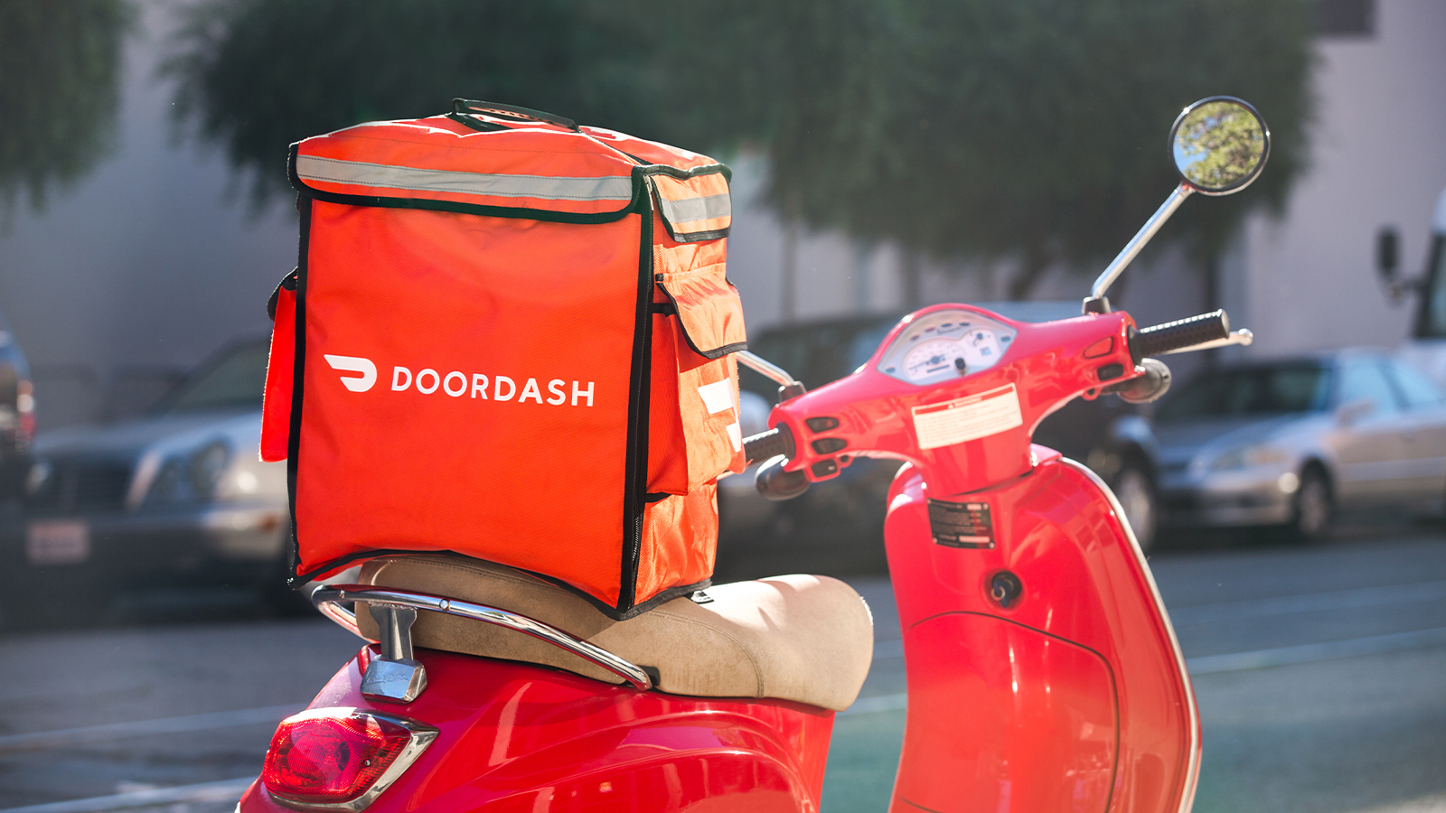 Водитель DoorDash утверждает, что он «зарабатывает больше, чем ваш босс» после того, как ему посоветовали найти «настоящую работу»