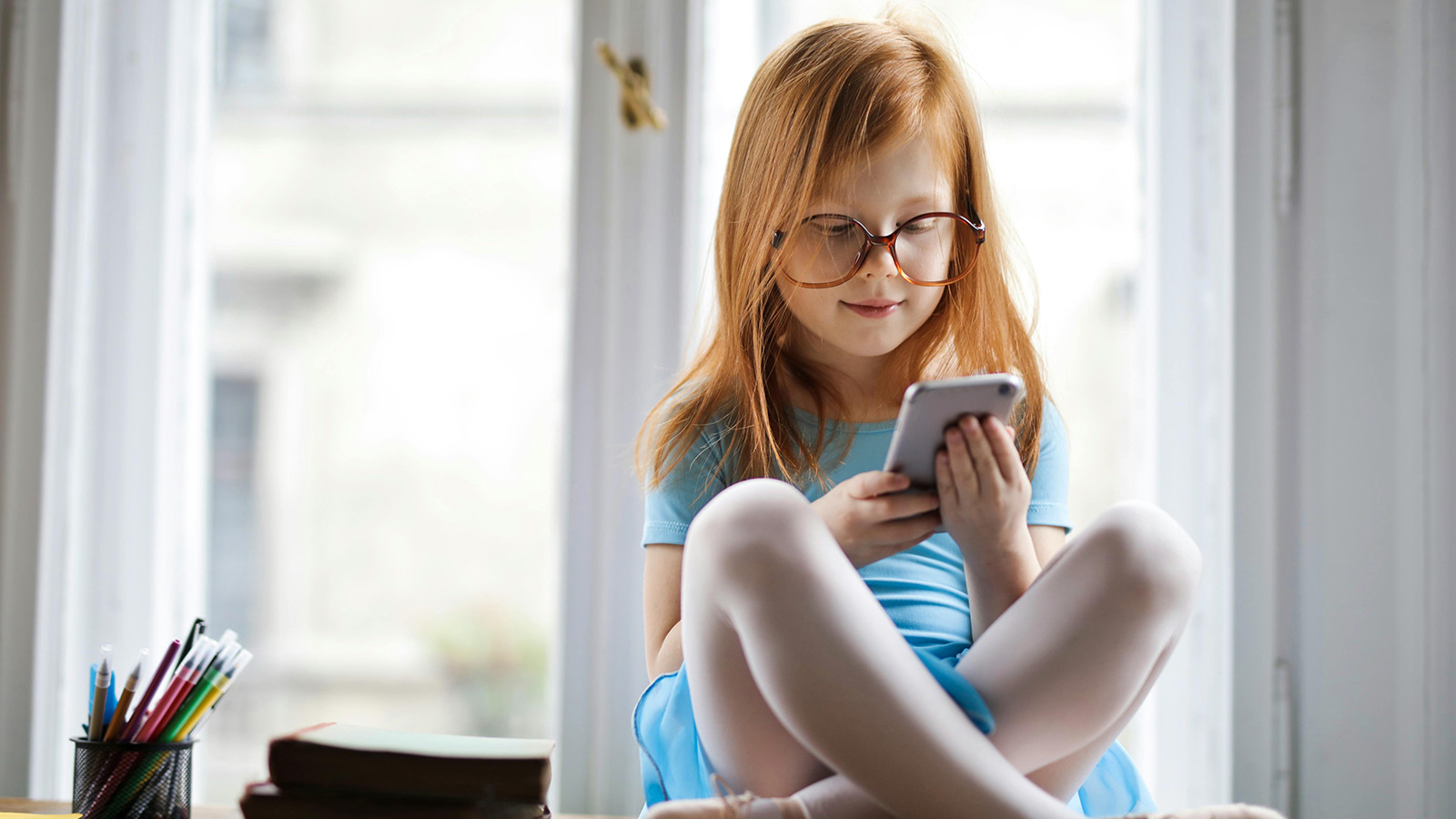 El gobernador de Florida firma un proyecto de ley para prohibir el uso de las redes sociales a niños menores de 14 años