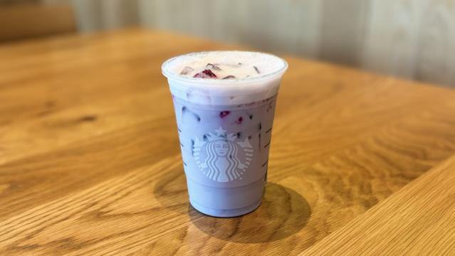 Starbucks добавляет два новых напитка в линейку лавандовых напитков