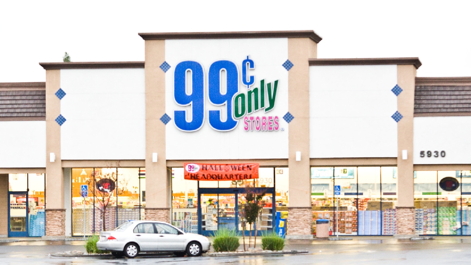 Покупатель совершает вирусный шоппинг, поскольку магазин 99 Cents готовится к закрытию
