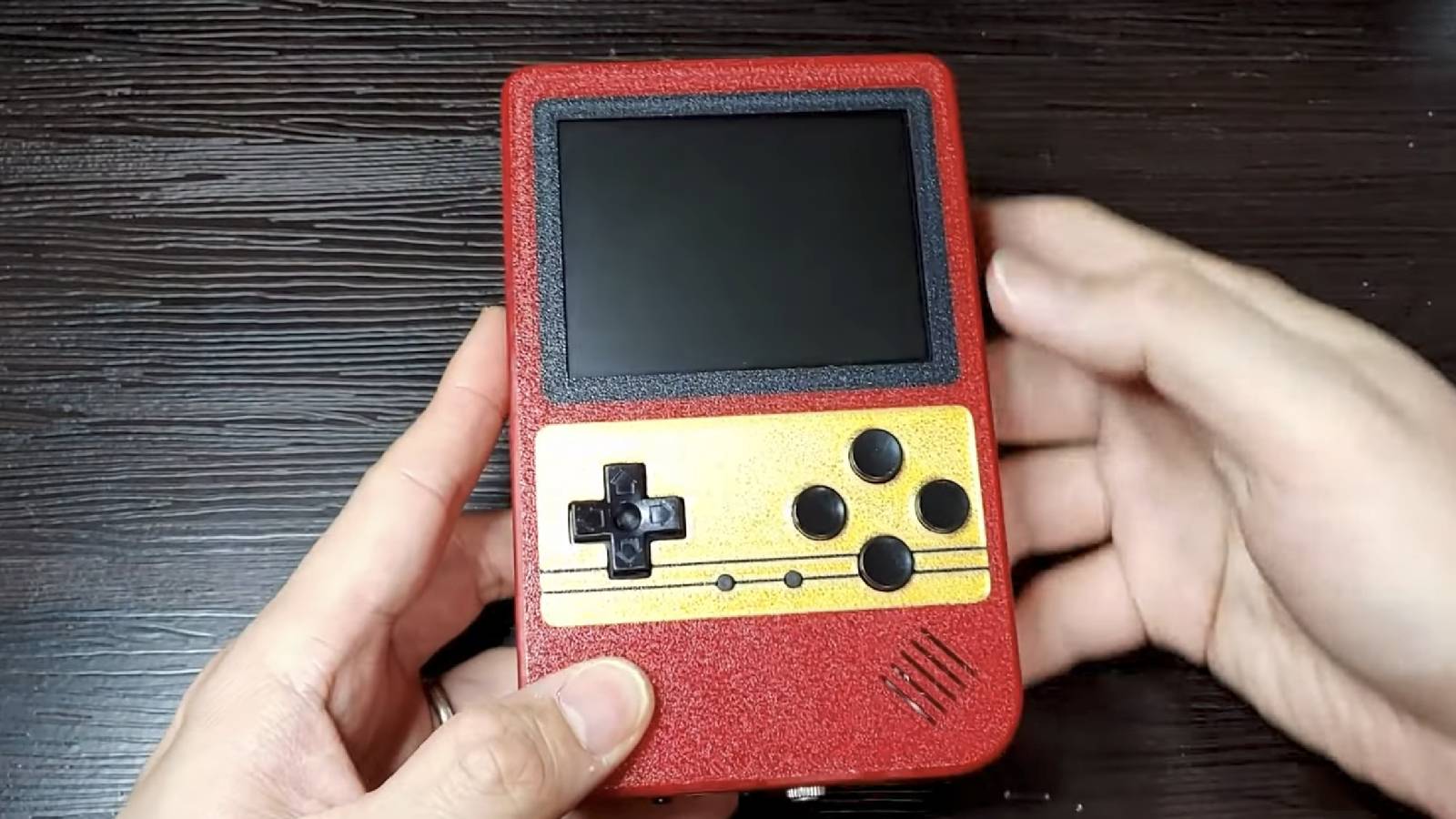 Моддер превращает ретро-Famicom в рабочий карманный компьютер, который даже использует картриджи