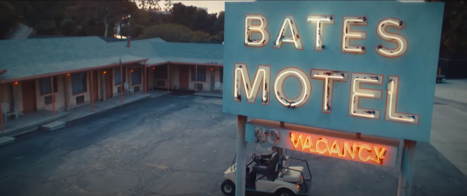 MaXXXine Bates Motel — объяснение отсылки к ужасам